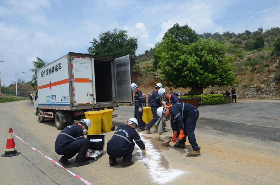 本次演练以《攀枝花公司道路运输安全应急预案》为基础,模拟医废运输